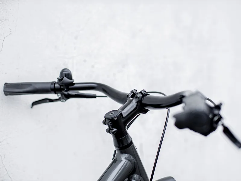 TREK District 4 Equipped Stagger Hybrid Bike in Lithium Grey-7